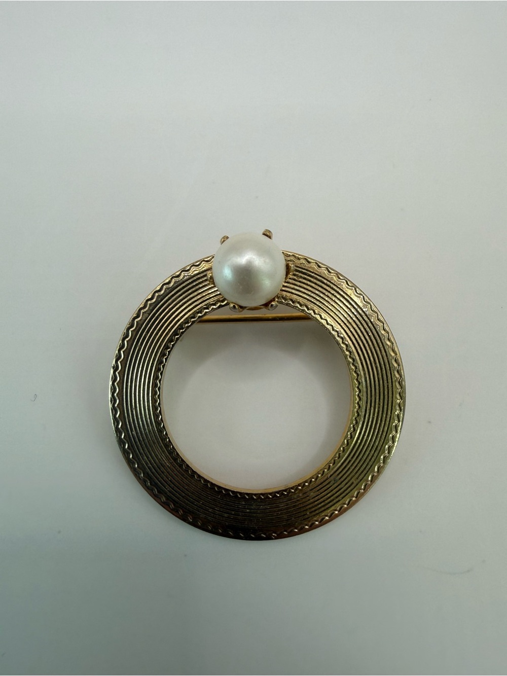 Vintage Gold Tone Ribbed Circle Brooch, Faux Pearl